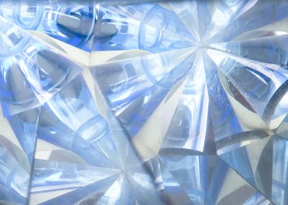 Un peisaj de poveste cu lustre elegante cu cristal. Refracția curcubeu a cristalului pentru un joc dinamic de lumini