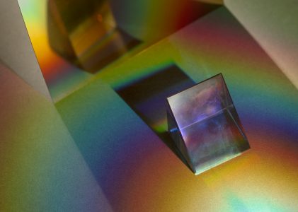 Lumina prin sticlă vs. lumina prin cristal