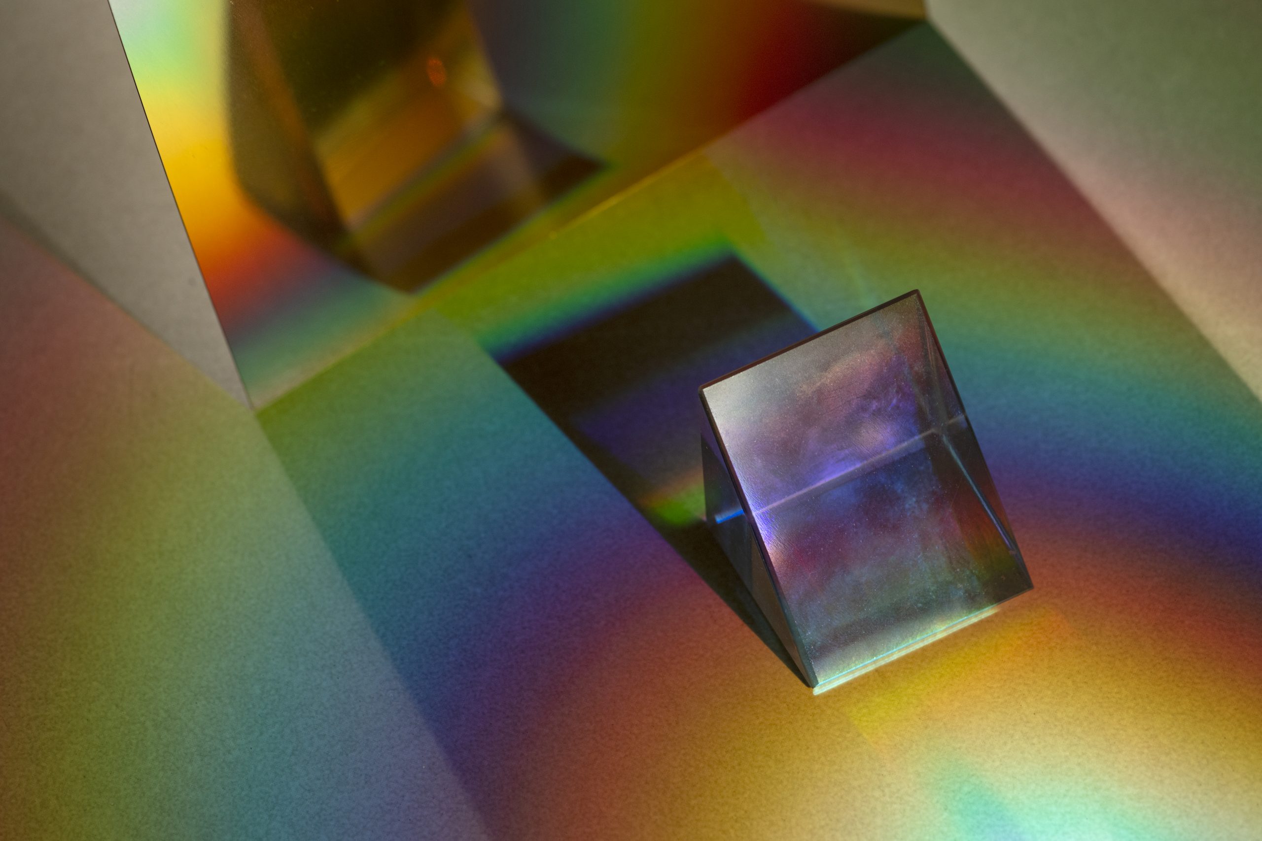 Lumina prin sticlă vs. lumina prin cristal