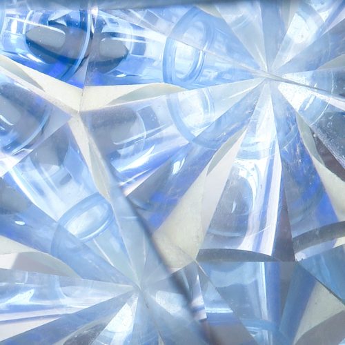 Un peisaj de poveste cu lustre elegante cu cristal. Refracția curcubeu a cristalului pentru un joc dinamic de lumini